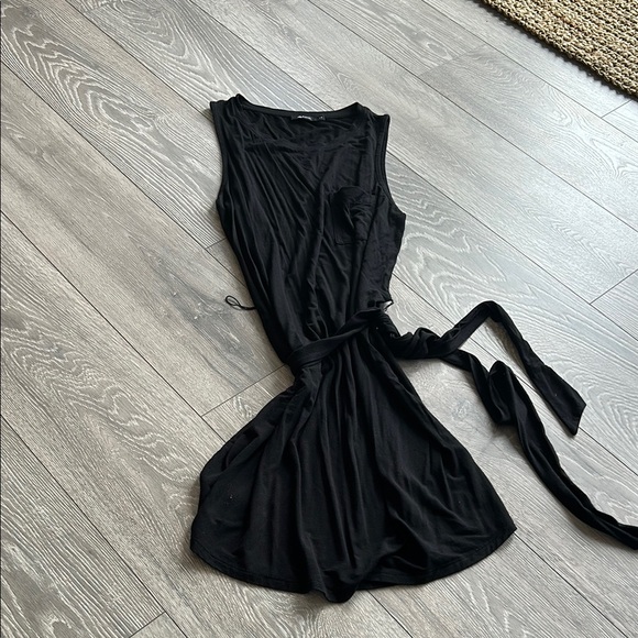 Elegant Black Sleeveless Dress - Picture 1 of 6
